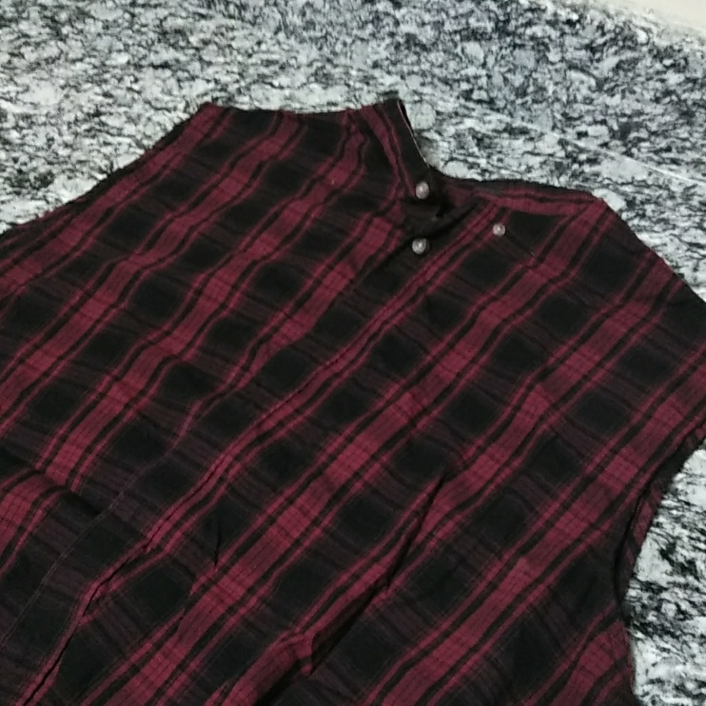 Plated sleevless button down shirt